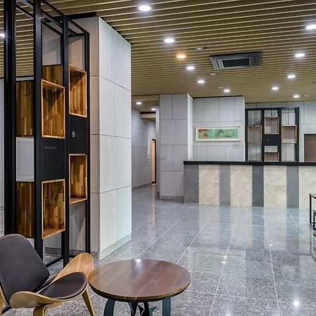 With City Hotel Чеджудо Экстерьер фото