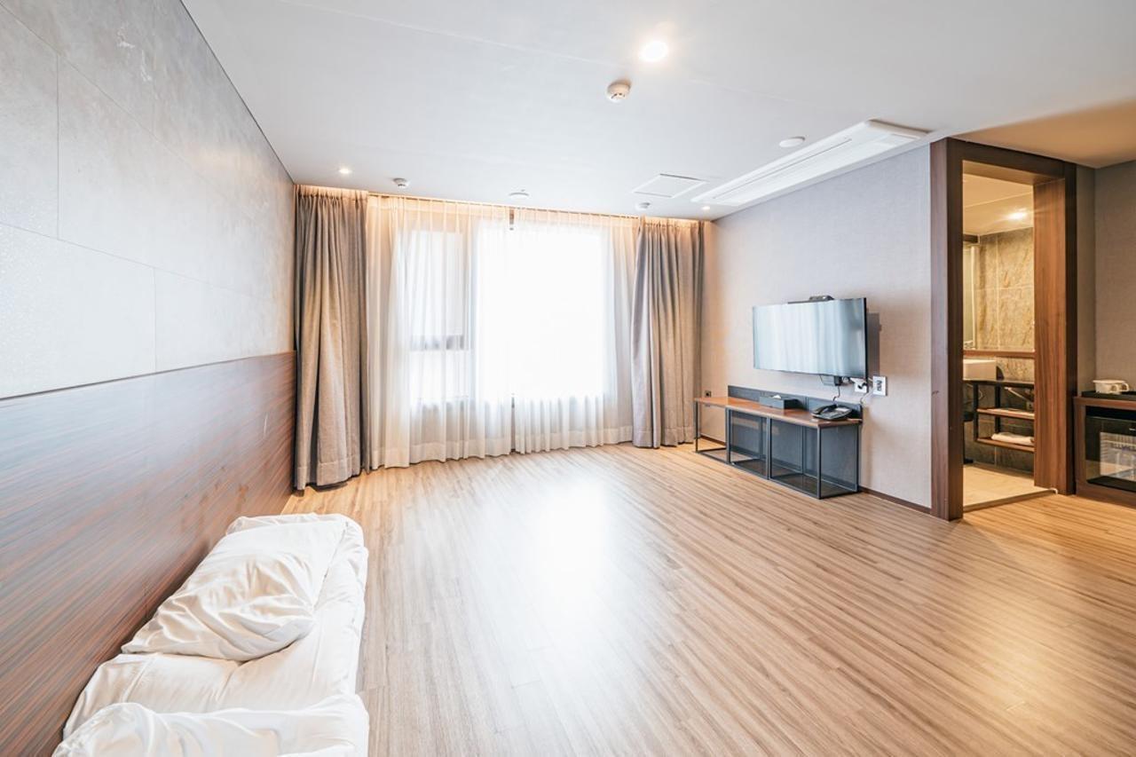 With City Hotel Чеджудо Экстерьер фото